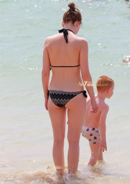 小巧玲珑而精致的比基尼美女