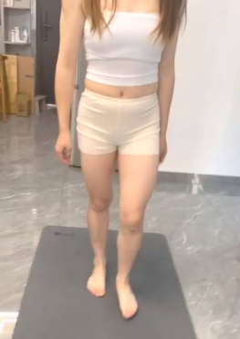 71552来我家锻炼的白色短裤热裤长腿美女同学视频