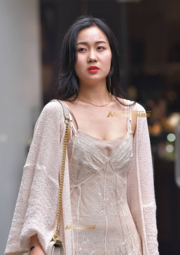 街拍眼神迷离的少妇逛街图片