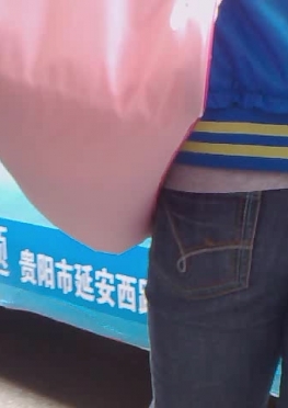 63366等车的紧身牛仔裤长腿女孩视频