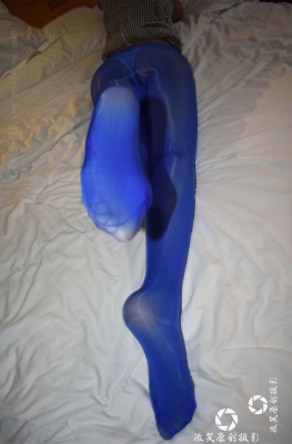 C387【1152P】3a街拍第一站躺着看电视剧的蓝色丝袜长腿翘臀美女套图，美足美腿女孩