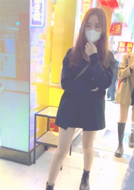 68499戴着口罩逛街的短裙肉丝足长腿小姐姐视频