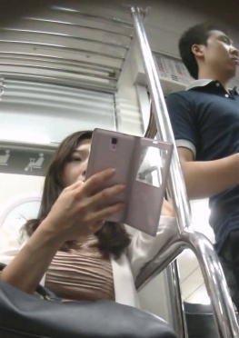 69084乘坐地铁玩手机的长腿小姐姐视频