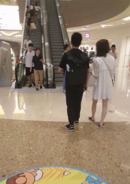 68112逛商场的短裙女孩视频