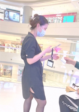 68486戴着口罩在店里买东西的黑丝长腿小姐姐视频