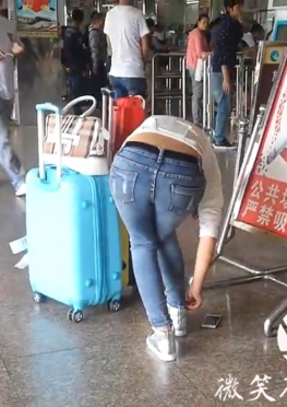 58702候车厅里的紧身牛仔裤翘臀大长腿美女系鞋带视频