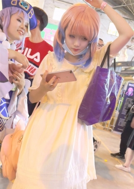 67302逛街的卡哇伊长裙女孩视频