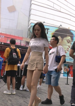 74884-74885逛街的紧身热裤短裤长腿美女视频