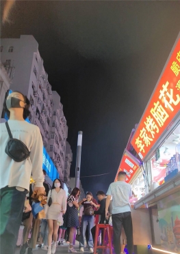 68114逛夜市吃小吃的白色超短裙长腿小姐姐视频