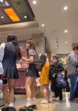 73764逛商场买东西的超短百褶裙长腿学妹小姐姐视频