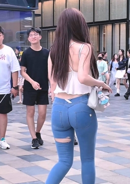 71857街拍逛街的蓝色紧身牛仔裤长腿美女视频