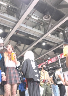 68946逛漫展的短裙黑网袜长腿女孩子视频