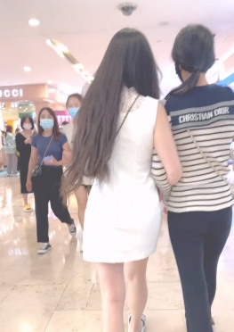 68572和闺蜜逛街的白色短裙长腿女孩子视频