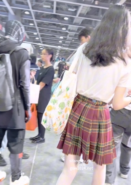 71366逛展会的jk短裙白丝大长腿小姐姐视频
