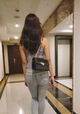 58811去买东西的紧身牛仔裤翘臀大长腿美足美女视频