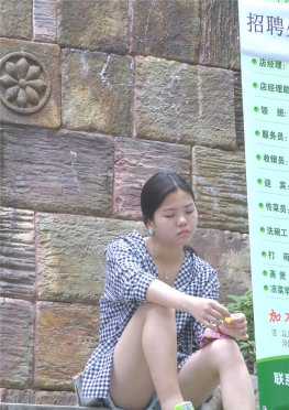 61218坐在地上的牛仔热裤美女视频