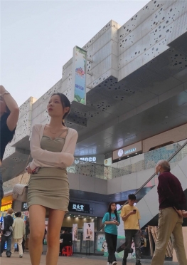 68152逛街的闺蜜俩人穿着超短包裙大长腿小姐姐视频
