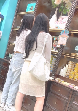 68615逛商场看东西的短裙长腿小姐姐视频