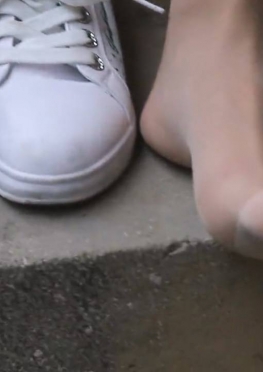 72601-72602在学校楼梯上换鞋子的肉丝足长腿美女视频