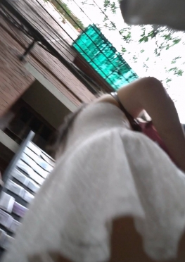 69357逛街的短裙大长腿女孩视频