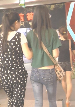 66278逛商场的低腰紧身牛仔裤长腿女孩视频
