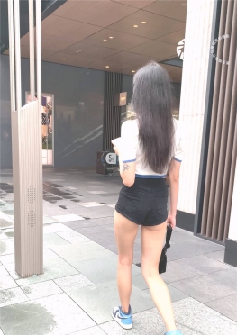 64622魔镜街拍第一站黑色超短紧身热裤大长腿美女视频