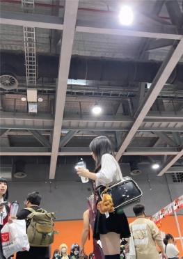 68928逛漫展的超短裙百褶裙黑丝长腿小姐姐视频