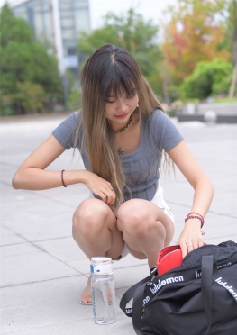 10604白色Rk【640P】逛街的白色热裤大长腿美女套图