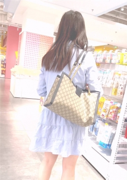 68530逛商场乘坐电梯还玩手机的短裙小姐姐女孩子视频