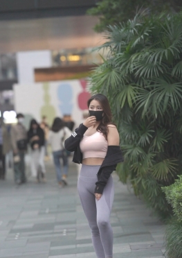 63564魔镜街拍第一站瑜伽裤长腿女孩视频