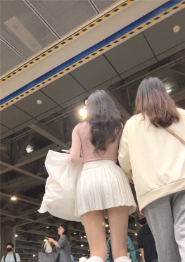 68688和同学逛漫展的白色短裙白丝长腿小姐姐视频