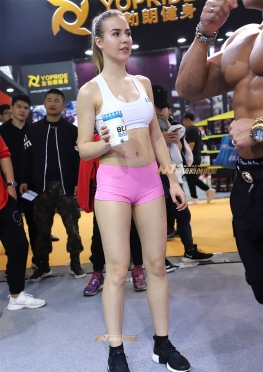 粉嫩小热裤洋模，紧身短裤长腿小姐姐图片