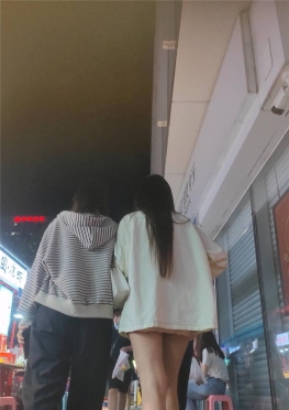 68113逛夜市的大长腿白腿小姐姐视频