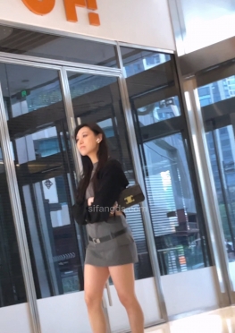 71348和闺蜜逛街的的短裙长腿小姐姐视频