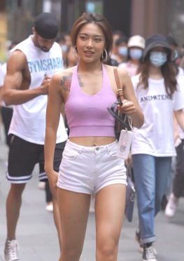 62510逛街的白色热裤长腿女孩视频