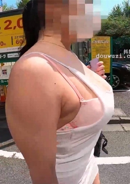 68059蹲着买东西的白色吊带裙长腿女孩视频