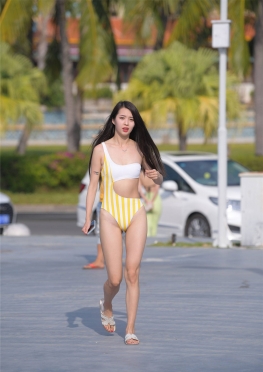 10606捧一束花BJN【663P】海边开心的比基尼长腿碧玉车模套图