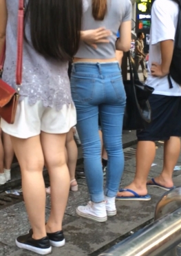 64987-64992魔镜街拍论坛紧身牛仔裤长腿美女视频