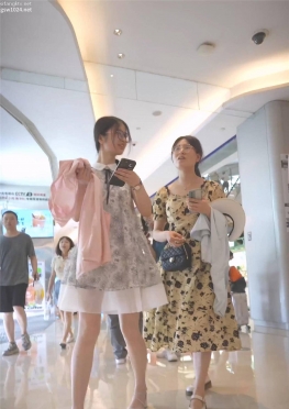 67324陪着闺蜜逛商场的短裙长腿眼镜女孩视频