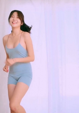 66313在家练瑜伽的紧身裤长腿女孩视频