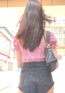 63684-63685魔镜街拍美术馆黑色超短紧身热裤大长腿女孩视频