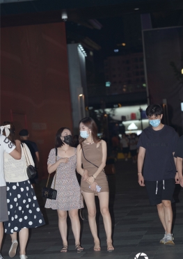 34453【76P】夜色下的短裙长腿女孩戴着口罩逛街