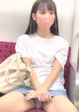 68263生气的表妹坐在我对面，牛仔短裙大长腿可爱小姐姐视频