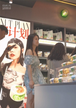 67325逛商场的短裙长腿女孩视频