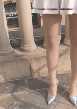 69685室外换装制服的肉丝足高跟鞋长腿女同事视频