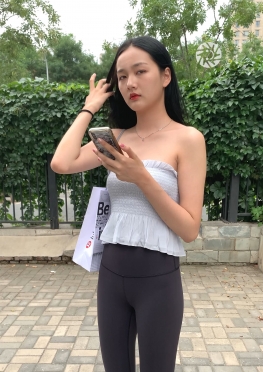 61736逛街的黑色紧身裤女孩视频