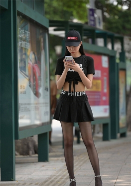 72691公交车站的黑色短裙黑丝足长腿美女视频