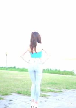 63168爱跳舞的紧身牛仔裤长腿女孩视频