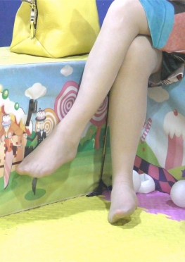 69691在淘气堡玩的肉丝足女孩视频