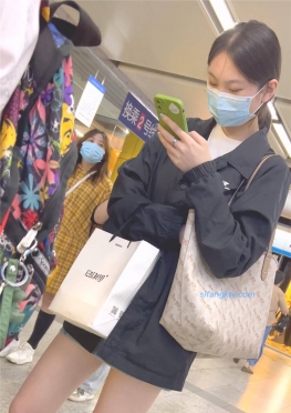 68734戴着口罩逛街的的短裙长腿女孩玩手机视频